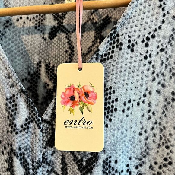 New Entro | Women’s Snake Print Bell Sleeve Top Small - Picture 9 of 12